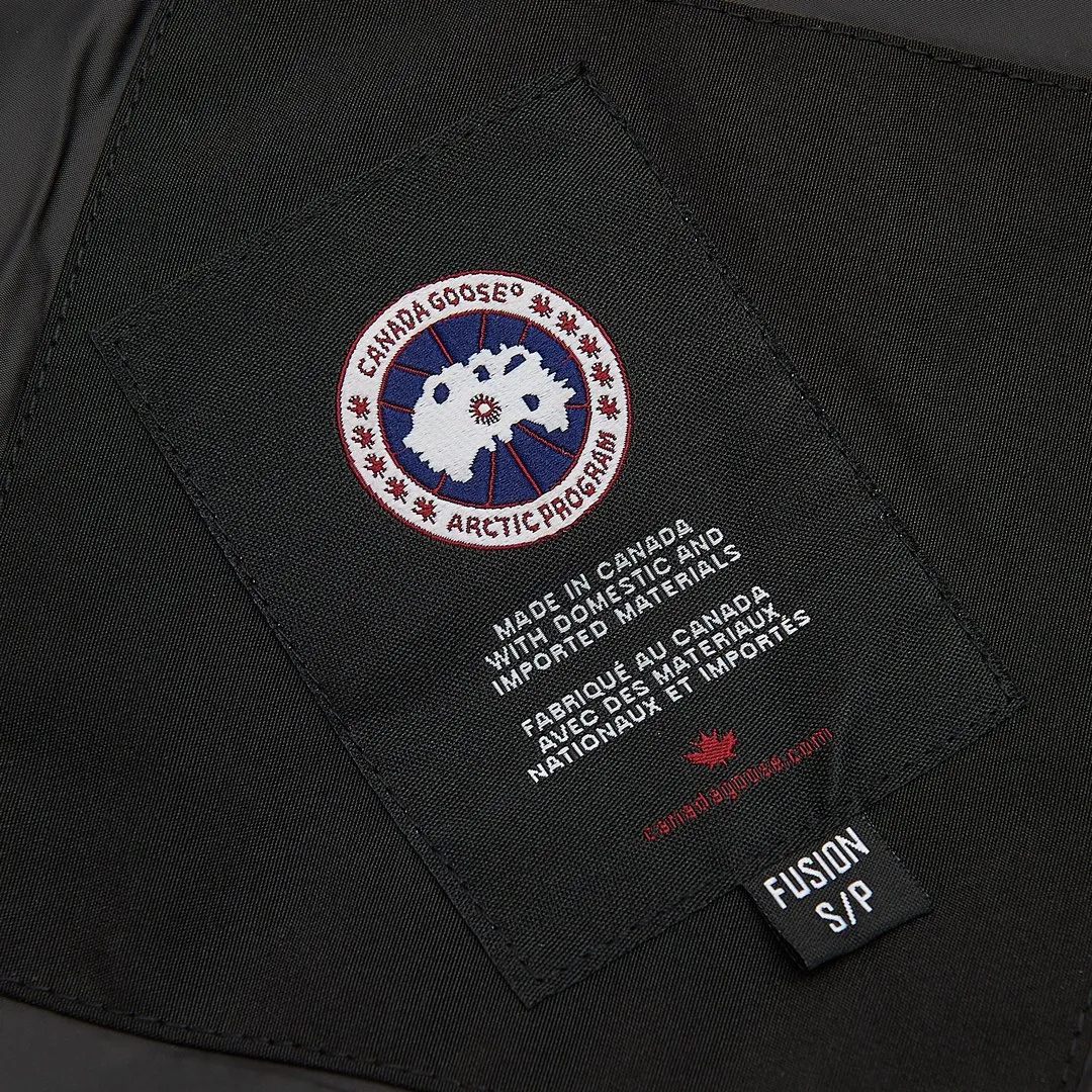 P360 Black] Canada Goose Canada Goose#Freestyle Crew 4154M Men’s and Women’s Vest Down# ➖ Genuine synchronous anti-counterfeiting chip sensor! ➖ Imported Behringer embroidery machine to customize 10,000-needle embroidery logo! ➖ Imported 21-count polyester-cotton blended original fabric, using Feather-Light 10D waterproof coating fabric, made of 84.5% polyester fiber and 15.5% cotton, 100% the best feel in the entire network! ➖ The genuine official website uses the national standard 80 white duck down, and will never be misled by false claims such as 90 down or goose down! ➖ 100% nylon nylon lining with double double-layer sealing design to prevent velvet from running away. Top-grade polar fleece is used in the collar and pockets to keep warm and comfortable! ➖ Yoshida YKK provides original custom-made electroplated sliders. YKK two-way lockable zippers are tight and smooth and will not peel off paint! ➖ 3M composite original Velcro is durable, and all accessories and hardware are disassembled and customized! ⛔No slander, no exaggeration, no need for too much copywriting, because it is focused, it is professional!  SIZE: XS S M L XL XXL
